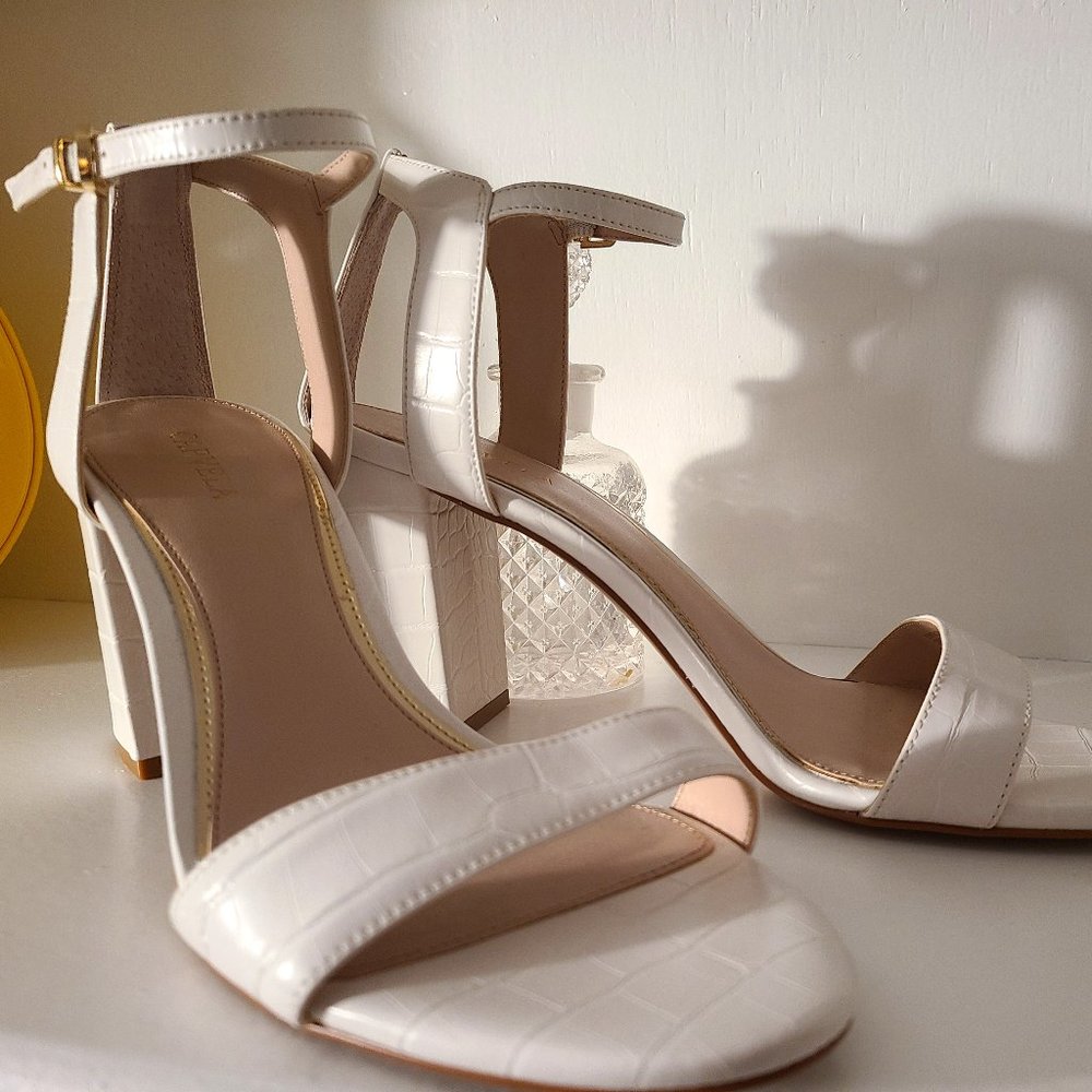 NWT KURT GEIGER CARVELLA White Patent Leather Heels 40